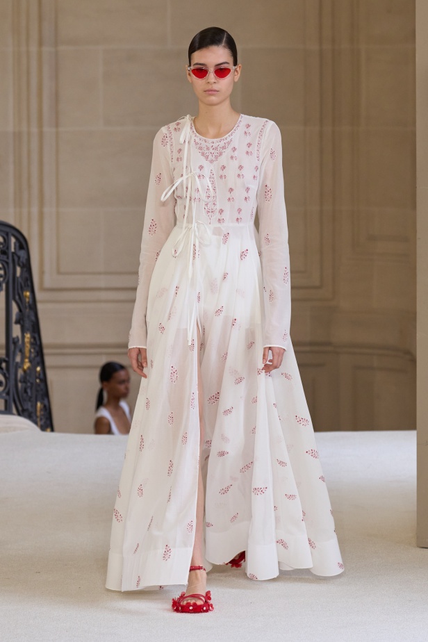 Giambattista Valli يرسم الخفة في تصاميمه لموسم ربيع 2025