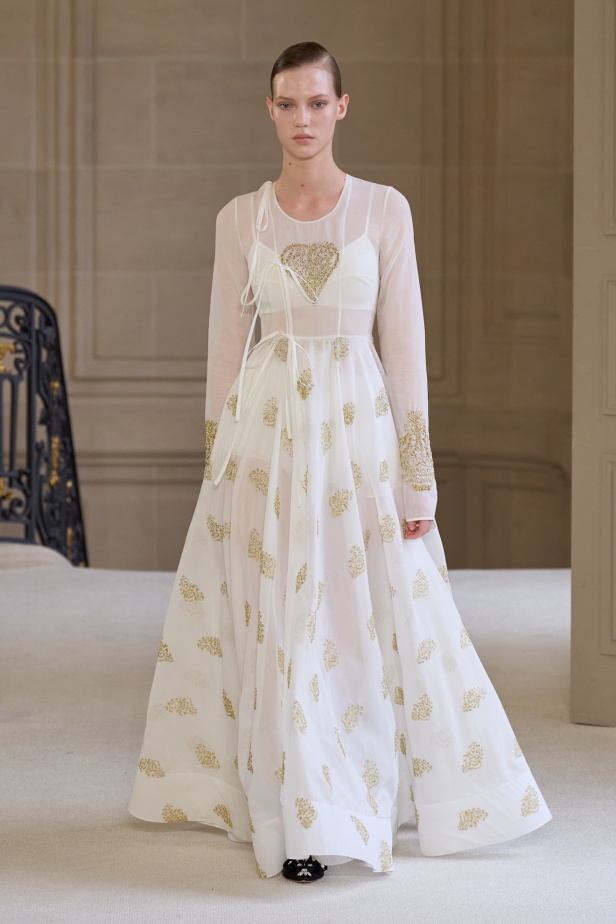 Giambattista Valli يرسم الخفة في تصاميمه لموسم ربيع 2025