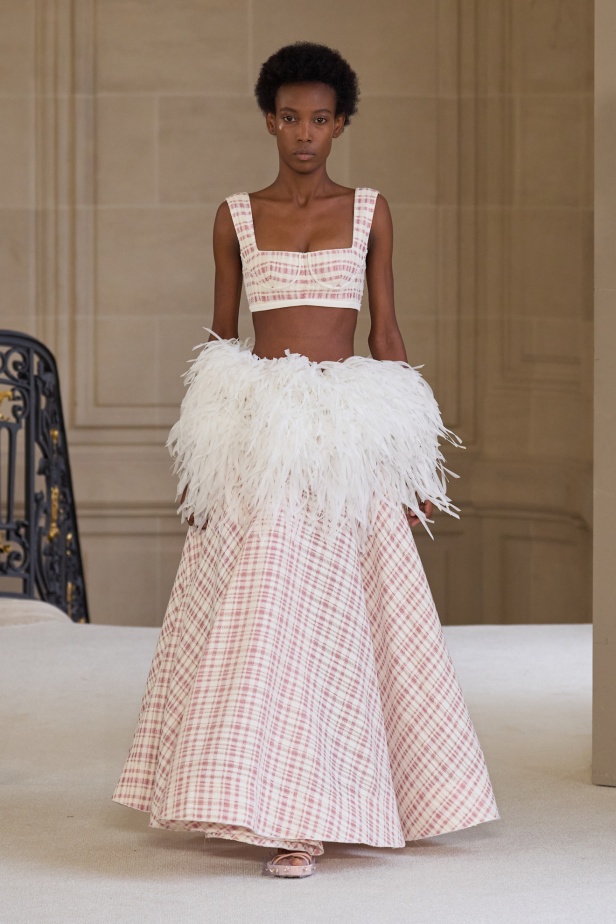 Giambattista Valli يرسم الخفة في تصاميمه لموسم ربيع 2025