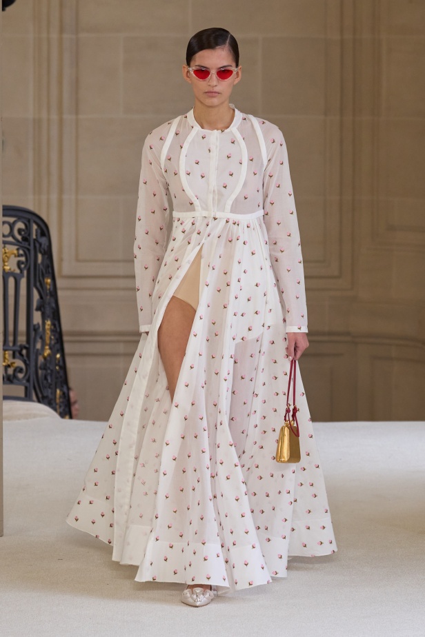 Giambattista Valli يرسم الخفة في تصاميمه لموسم ربيع 2025