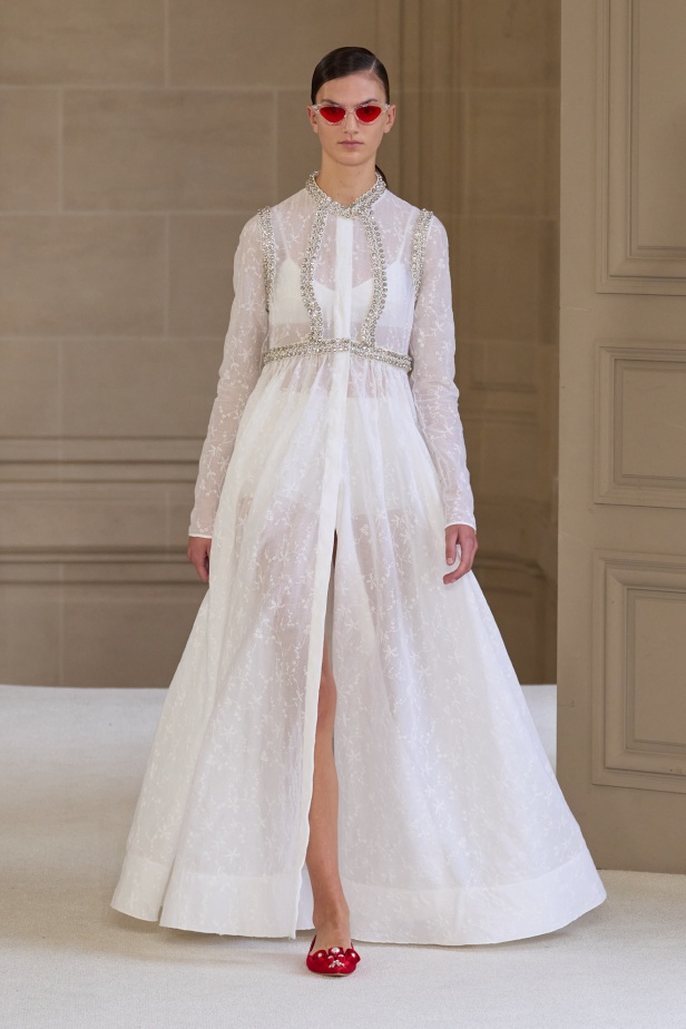 Giambattista Valli يرسم الخفة في تصاميمه لموسم ربيع 2025