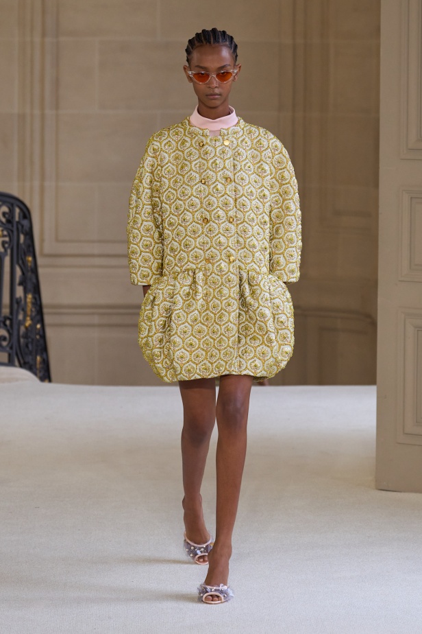 Giambattista Valli يرسم الخفة في تصاميمه لموسم ربيع 2025