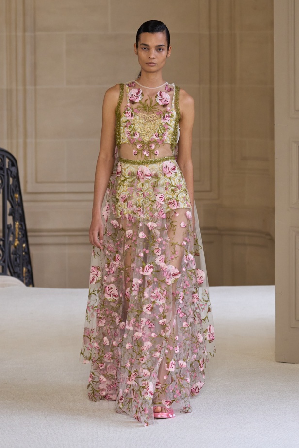 Giambattista Valli يرسم الخفة في تصاميمه لموسم ربيع 2025