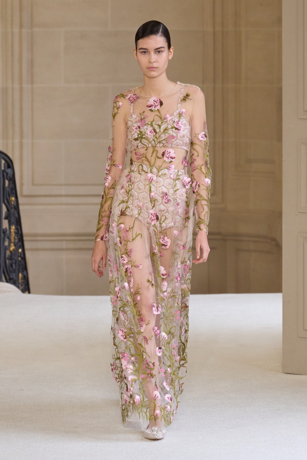 Giambattista Valli يرسم الخفة في تصاميمه لموسم ربيع 2025