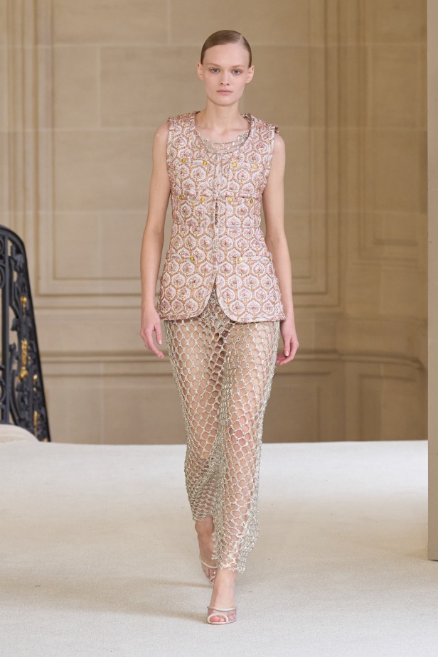 Giambattista Valli يرسم الخفة في تصاميمه لموسم ربيع 2025