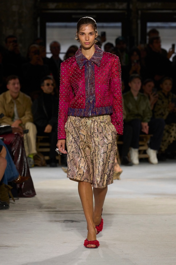 توقيع Dries Van Noten يغيب عن مجموعة ربيع 2025 بعد اعتزاله... لكن البصمة حاضرة