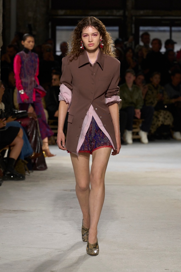 توقيع Dries Van Noten يغيب عن مجموعة ربيع 2025 بعد اعتزاله... لكن البصمة حاضرة