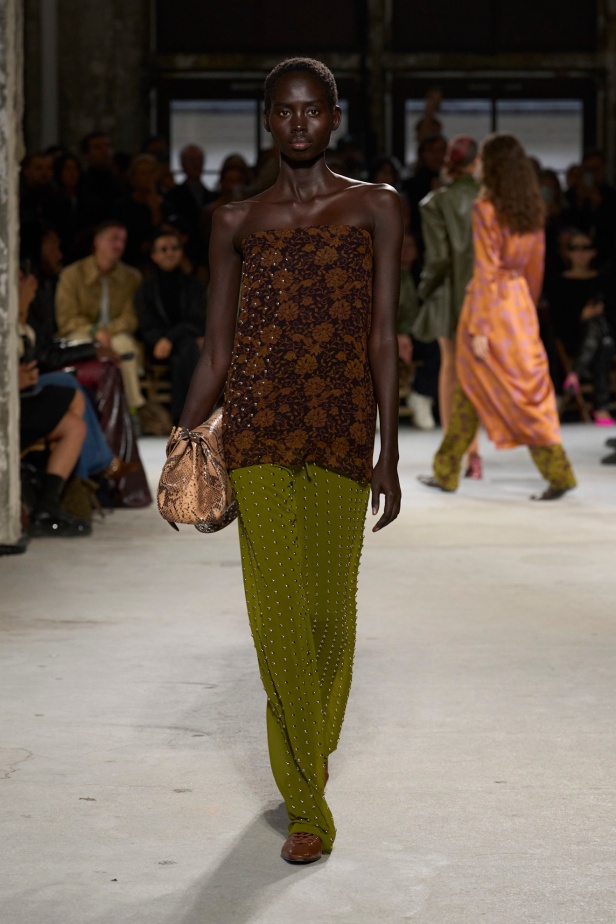 توقيع Dries Van Noten يغيب عن مجموعة ربيع 2025 بعد اعتزاله... لكن البصمة حاضرة