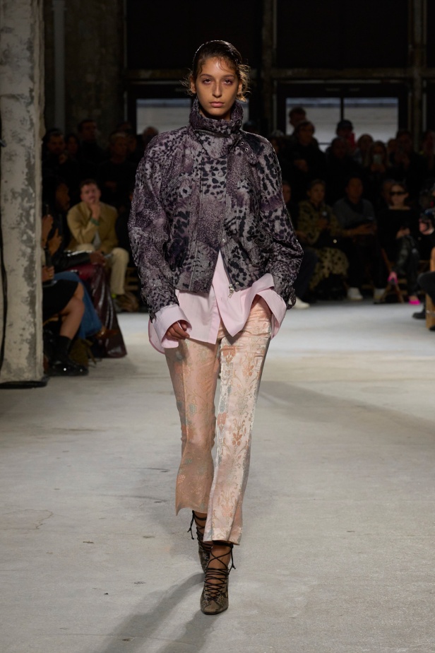 توقيع Dries Van Noten يغيب عن مجموعة ربيع 2025 بعد اعتزاله... لكن البصمة حاضرة