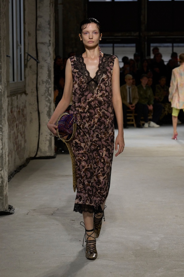 توقيع Dries Van Noten يغيب عن مجموعة ربيع 2025 بعد اعتزاله... لكن البصمة حاضرة