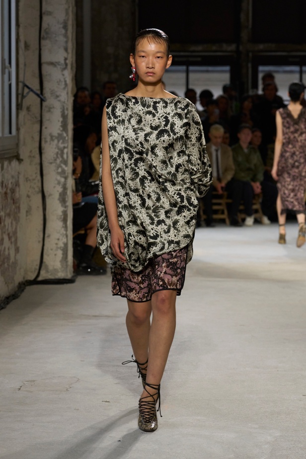 توقيع Dries Van Noten يغيب عن مجموعة ربيع 2025 بعد اعتزاله... لكن البصمة حاضرة