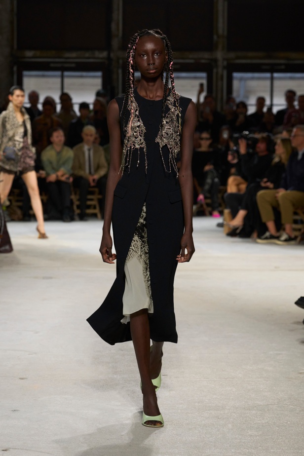 توقيع Dries Van Noten يغيب عن مجموعة ربيع 2025 بعد اعتزاله... لكن البصمة حاضرة