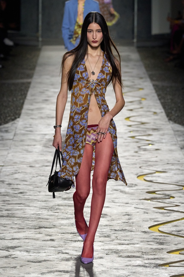 مجموعة Versace لربيع وصيف 2025