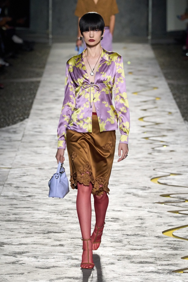 مجموعة Versace لربيع وصيف 2025