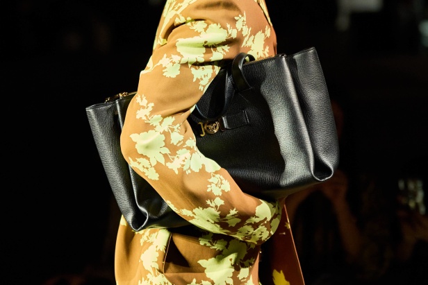 مجموعة Versace لربيع وصيف 2025