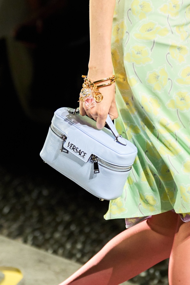 مجموعة Versace لربيع وصيف 2025