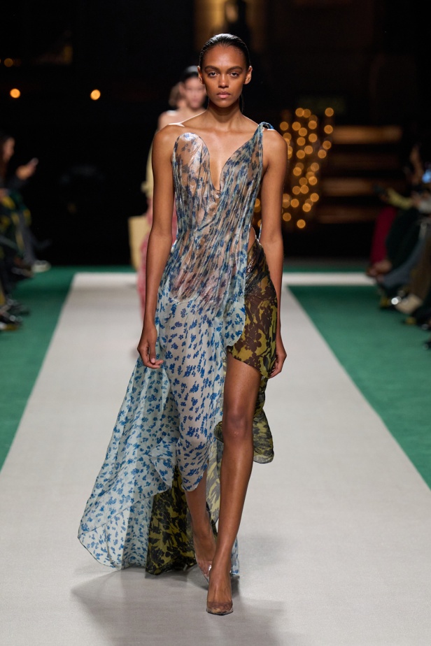 الأناقة الممزوجة بالجرأة والأنوثة في مجموعة Victoria Beckham لربيع وصيف 2025