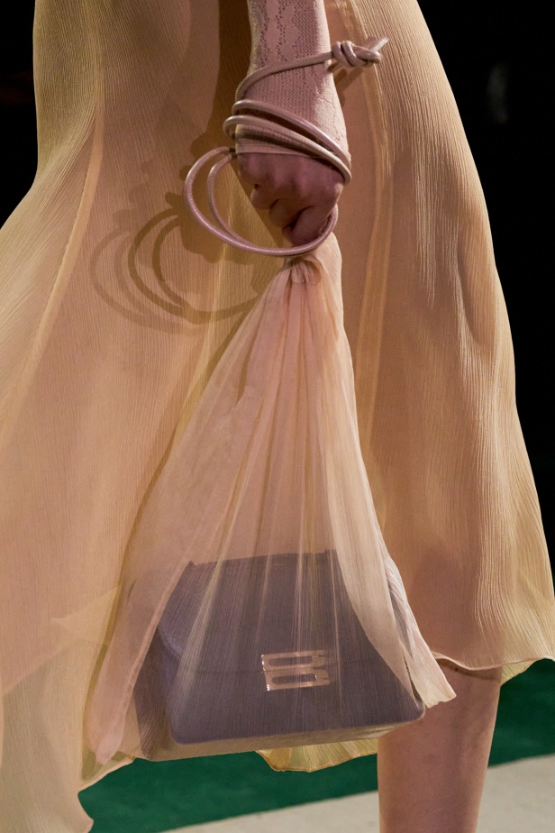 الأناقة الممزوجة بالجرأة والأنوثة في مجموعة Victoria Beckham لربيع وصيف 2025