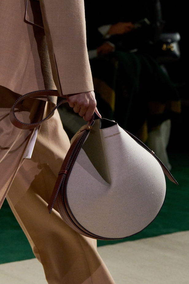 الأناقة الممزوجة بالجرأة والأنوثة في مجموعة Victoria Beckham لربيع وصيف 2025