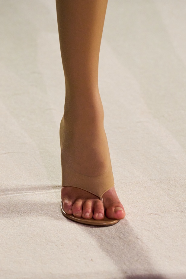 الأناقة الممزوجة بالجرأة والأنوثة في مجموعة Victoria Beckham لربيع وصيف 2025