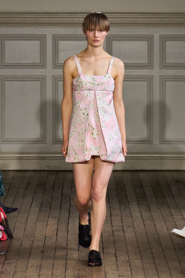 مجموعة Emilia Wickstead لربيع وصيف 2025