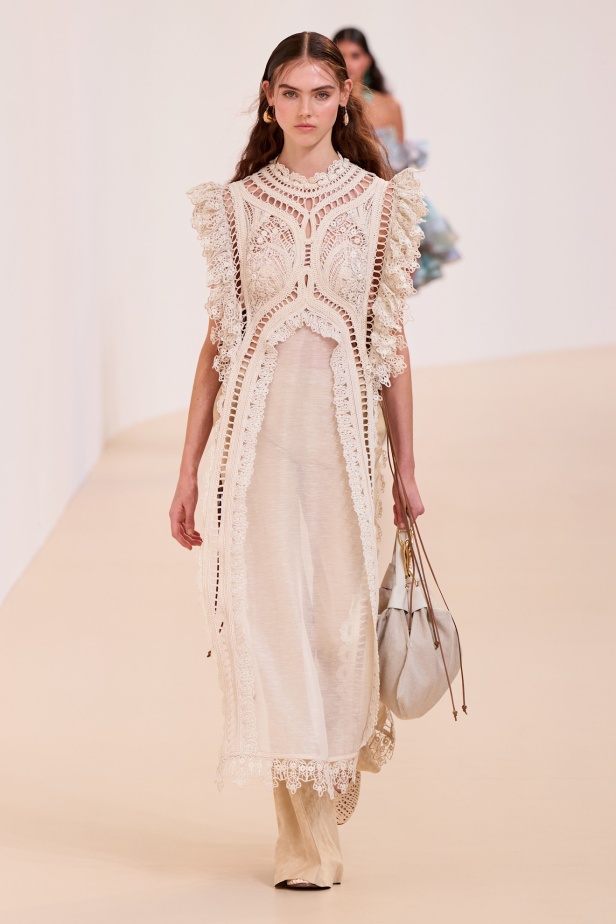 مجموعة Zimmermann لربيع 2025 مستمدة من لون الشمس ومستوحاة من ركوب الأمواج