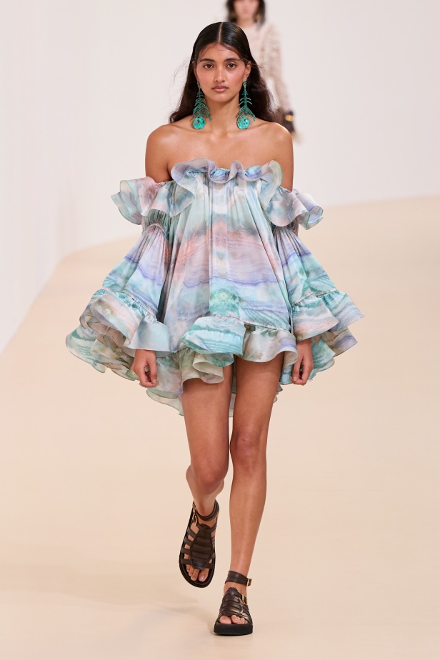 مجموعة Zimmermann لربيع 2025 مستمدة من لون الشمس ومستوحاة من ركوب الأمواج