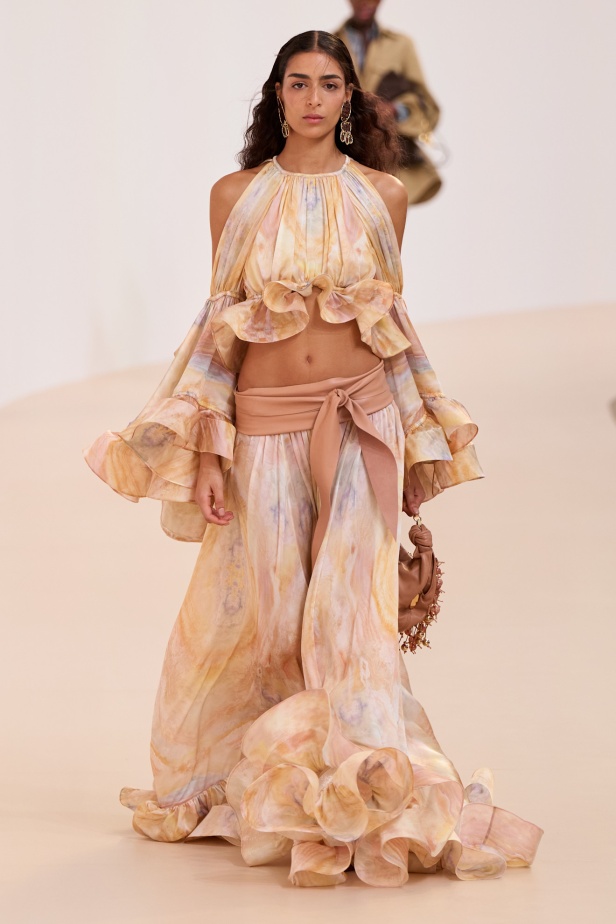 مجموعة Zimmermann لربيع 2025 مستمدة من لون الشمس ومستوحاة من ركوب الأمواج