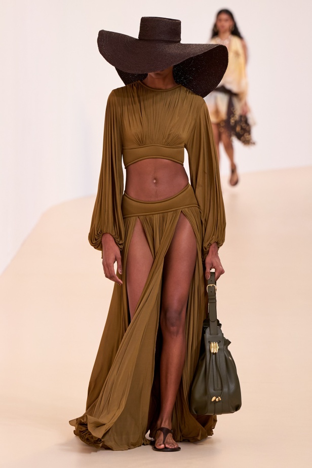 مجموعة Zimmermann لربيع 2025 مستمدة من لون الشمس ومستوحاة من ركوب الأمواج