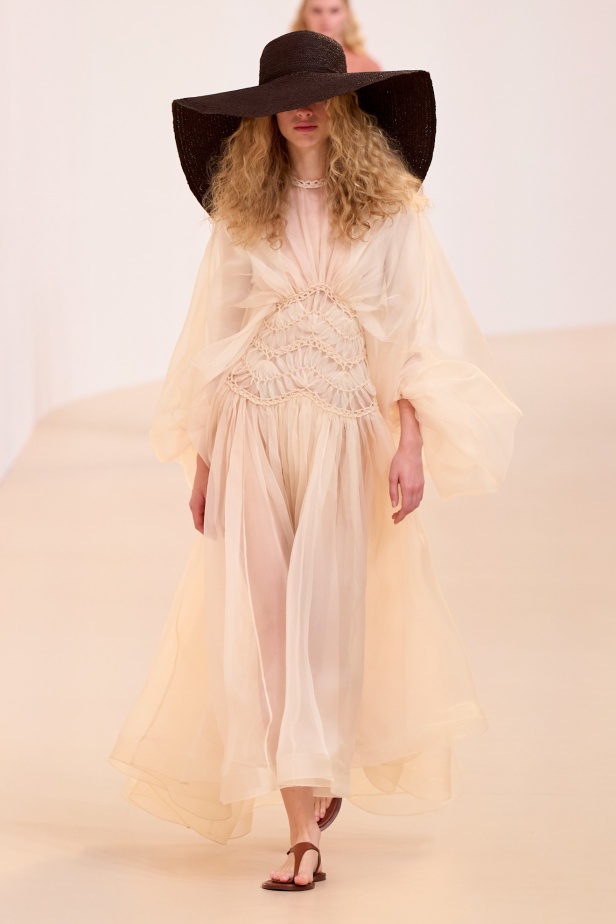 مجموعة Zimmermann لربيع 2025 مستمدة من لون الشمس ومستوحاة من ركوب الأمواج