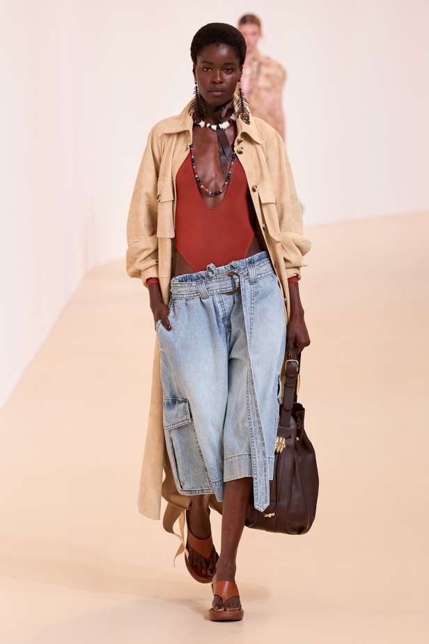 مجموعة Zimmermann لربيع 2025 مستمدة من لون الشمس ومستوحاة من ركوب الأمواج