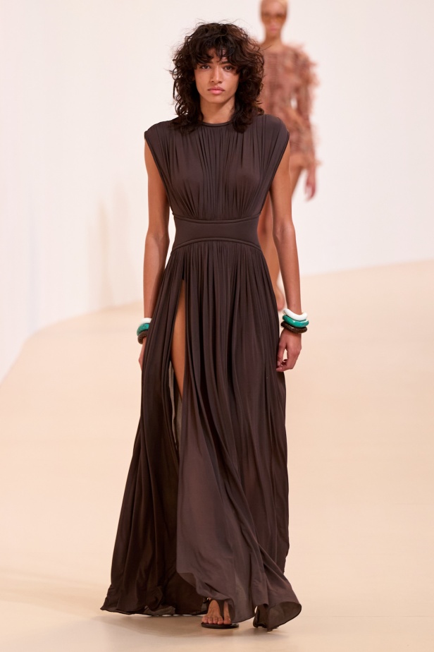 مجموعة Zimmermann لربيع 2025 مستمدة من لون الشمس ومستوحاة من ركوب الأمواج