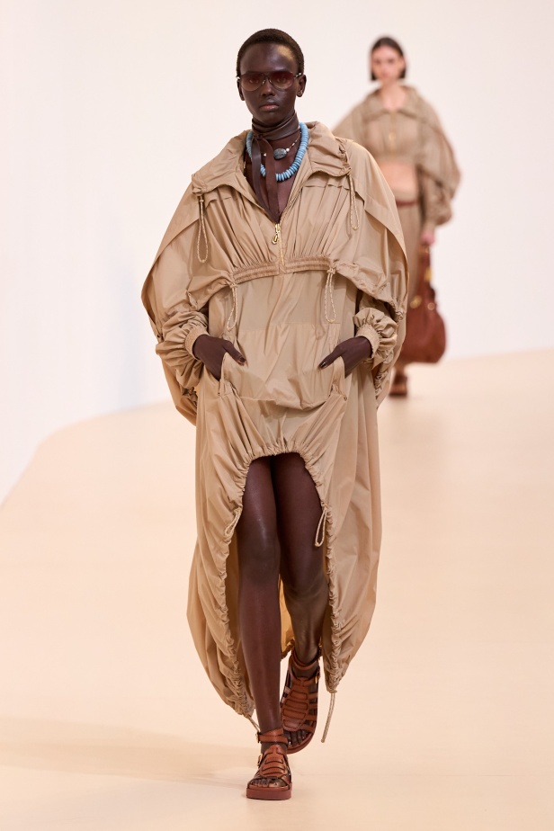 مجموعة Zimmermann لربيع 2025 مستمدة من لون الشمس ومستوحاة من ركوب الأمواج