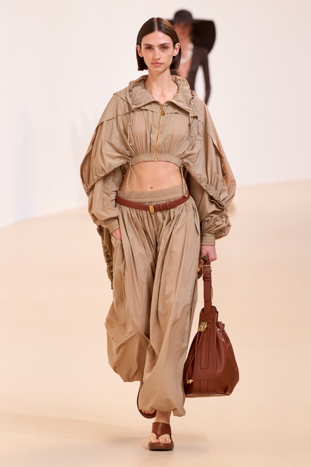 مجموعة Zimmermann لربيع 2025 مستمدة من لون الشمس ومستوحاة من ركوب الأمواج