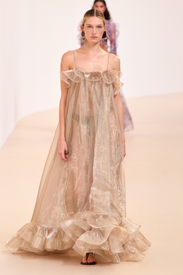 مجموعة Zimmermann لربيع 2025 مستمدة من لون الشمس ومستوحاة من ركوب الأمواج