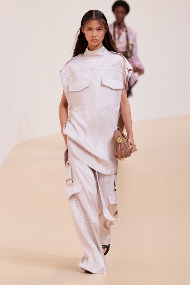 مجموعة Zimmermann لربيع 2025 مستمدة من لون الشمس ومستوحاة من ركوب الأمواج