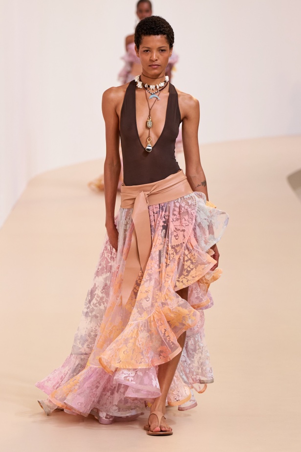 مجموعة Zimmermann لربيع 2025 مستمدة من لون الشمس ومستوحاة من ركوب الأمواج