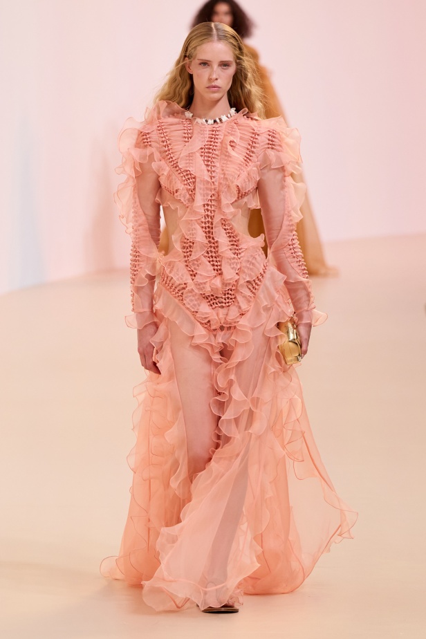 مجموعة Zimmermann لربيع 2025 مستمدة من لون الشمس ومستوحاة من ركوب الأمواج