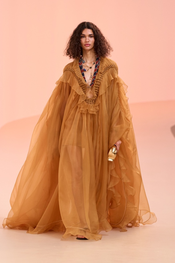 مجموعة Zimmermann لربيع 2025 مستمدة من لون الشمس ومستوحاة من ركوب الأمواج