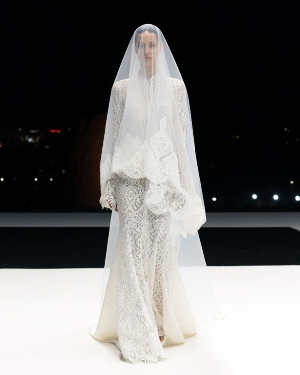 الاحتفاء بالتراث السعودي بشكل معاصر.. تصاميم فساتين الزفاف من المصممة فاطمة العبدالقادر خلال أسبوع الأزياء في الرياض