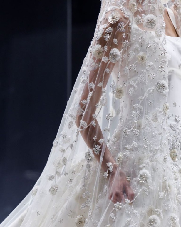 الاحتفاء بالتراث السعودي بشكل معاصر.. تصاميم فساتين الزفاف من المصممة فاطمة العبدالقادر خلال أسبوع الأزياء في الرياض