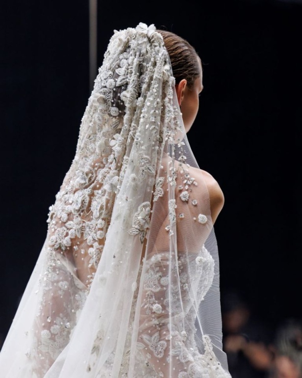 الاحتفاء بالتراث السعودي بشكل معاصر.. تصاميم فساتين الزفاف من المصممة فاطمة العبدالقادر خلال أسبوع الأزياء في الرياض