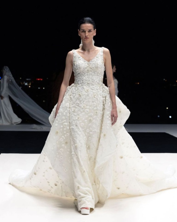 الاحتفاء بالتراث السعودي بشكل معاصر.. تصاميم فساتين الزفاف من المصممة فاطمة العبدالقادر خلال أسبوع الأزياء في الرياض