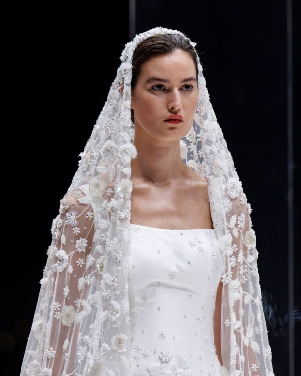 الاحتفاء بالتراث السعودي بشكل معاصر.. تصاميم فساتين الزفاف من المصممة فاطمة العبدالقادر خلال أسبوع الأزياء في الرياض