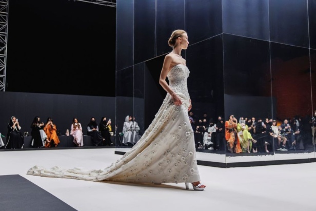 الاحتفاء بالتراث السعودي بشكل معاصر.. تصاميم فساتين الزفاف من المصممة فاطمة العبدالقادر خلال أسبوع الأزياء في الرياض