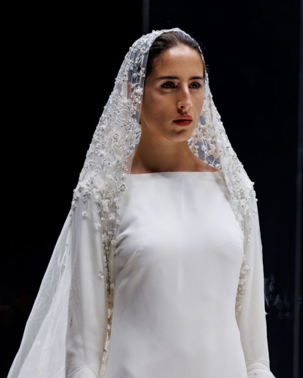 الاحتفاء بالتراث السعودي بشكل معاصر.. تصاميم فساتين الزفاف من المصممة فاطمة العبدالقادر خلال أسبوع الأزياء في الرياض