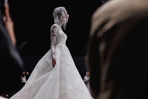 الاحتفاء بالتراث السعودي بشكل معاصر.. تصاميم فساتين الزفاف من المصممة فاطمة العبدالقادر خلال أسبوع الأزياء في الرياض