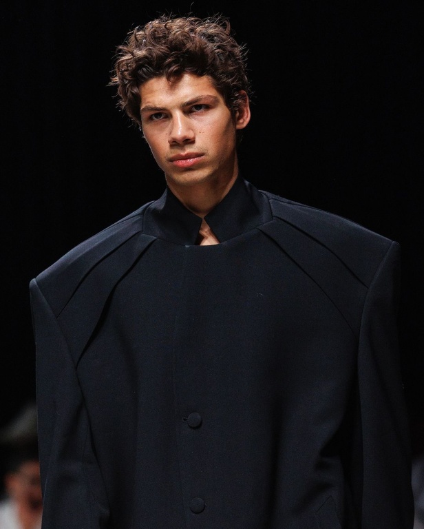 تصاميم معاصرة مبتكرة.. مجموعة المصمم نايف الهايف لعلامة NOBLE & FRESH في أسبوع الأزياء في الرياض