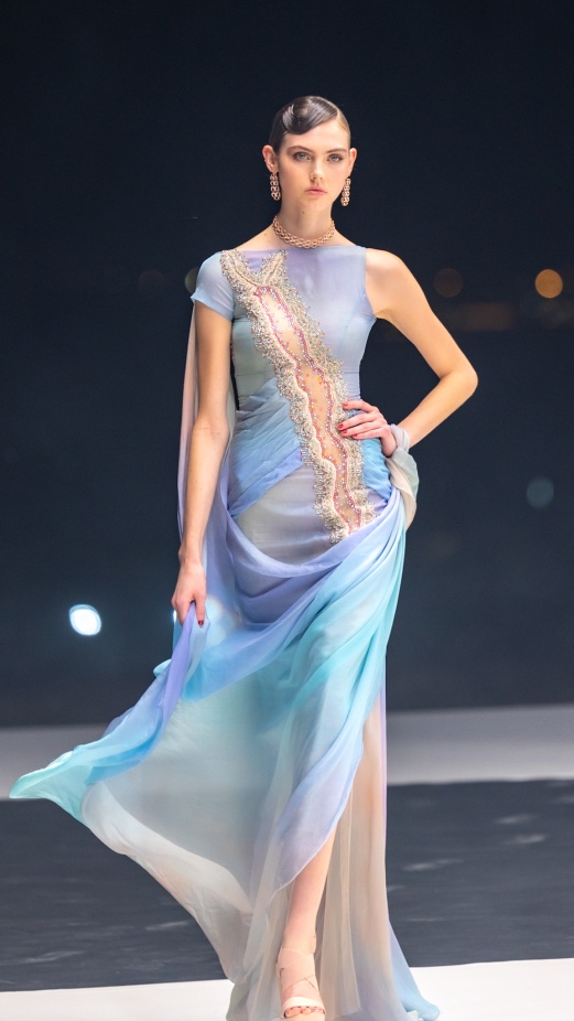 مجموعة Dar AlHanouf للأزياء الراقية 2025 هي إهداء شاعري وقصيدة تتغنى سطورها بروعة البحر الأحمر 