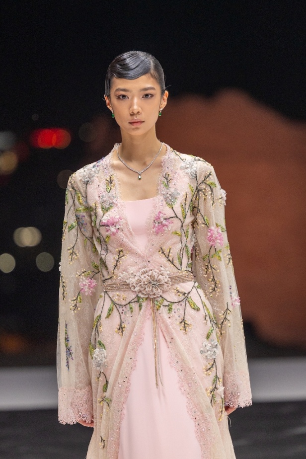 مجموعة Dar AlHanouf للأزياء الراقية 2025 هي إهداء شاعري وقصيدة تتغنى سطورها بروعة البحر الأحمر 